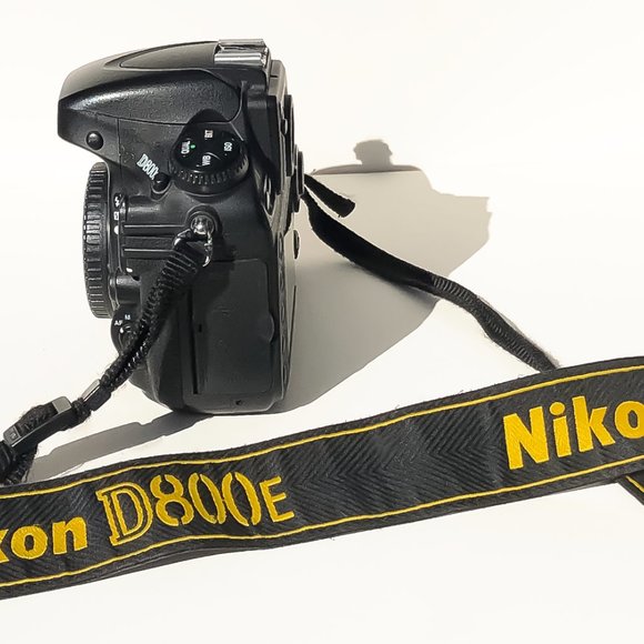 Nikon 800E Full-Frame Professional DSLR Camera - Picture 5 of 9